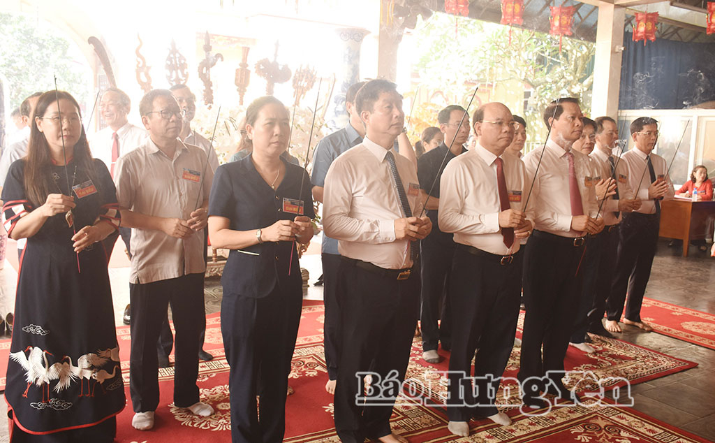 Các đại biểu dâng hương tưởng nhớ Đức Vua Cha Bát Hải Động Đình.