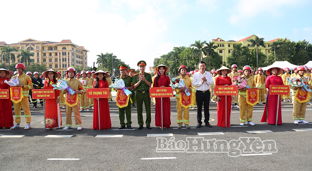 Đồng chí Nguyễn Lê Huy, Ủy viên Ban Thường vụ Tỉnh ủy, Phó Chủ tịch Thường trực UBND tỉnh, Trưởng ban Tổ chức hội thao và lãnh đạo Công an tỉnh tặng hoa và cờ lưu niệm cho các đơn vị dự hội thao.