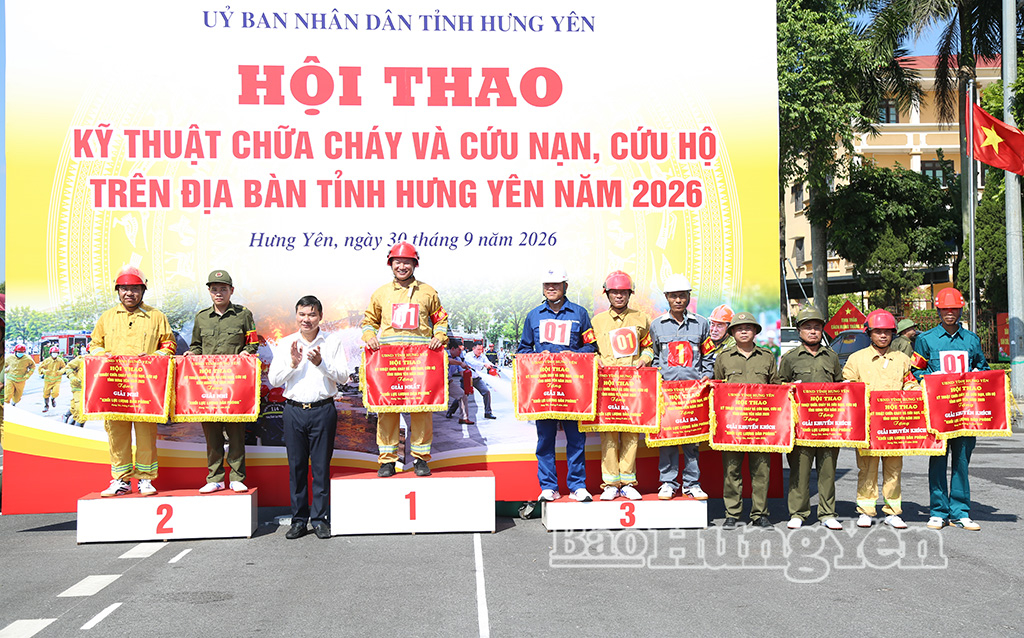 Đồng chí Nguyễn Lê Huy, Ủy viên Ban Thường vụ Tỉnh ủy, Phó Chủ tịch Thường trực UBND tỉnh, Trưởng ban Tổ chức hội thao trao giải phần thi của lực lượng dân phòng.