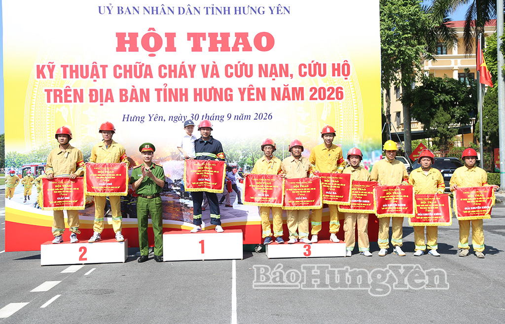 Lãnh đạo Công an tỉnh trao giải phần thi dành cho lực lượng PCCC và CNCH cơ sở.