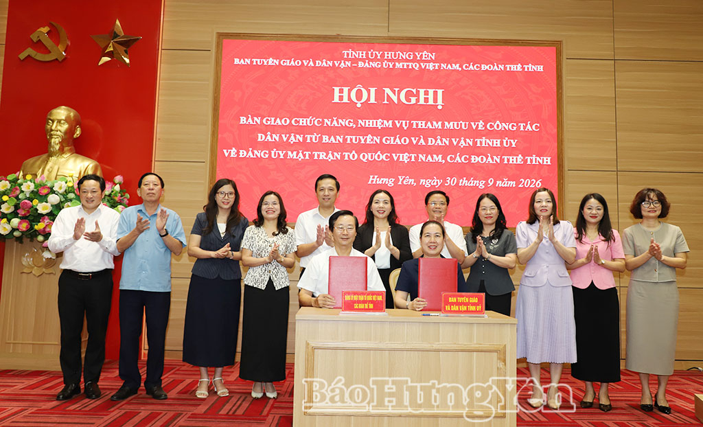 Lãnh đạo hai cơ quan ký biên bản bàn giao và tiếp nhận nội dung bàn giao.