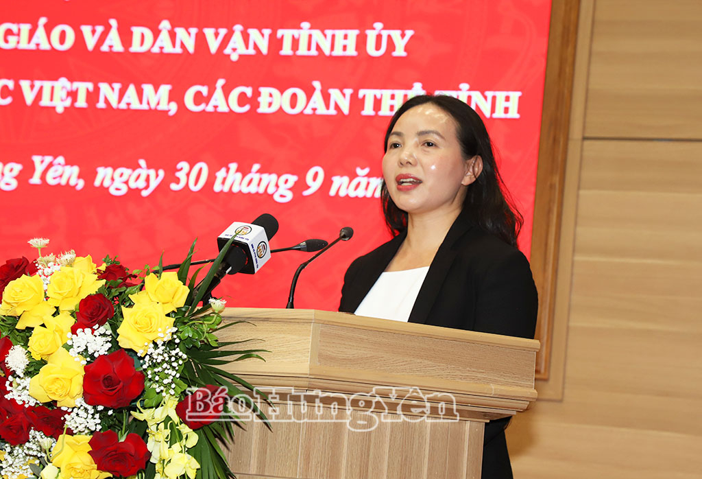 Đồng chí Phó Bí thư Đảng ủy MTTQ Việt Nam, các đoàn thể tỉnh, Phó Chủ tịch Thường trực Ủy ban MTTQ Việt Nam tỉnh Ngô Thị Kim Hoàn phát biểu tại hội nghị.