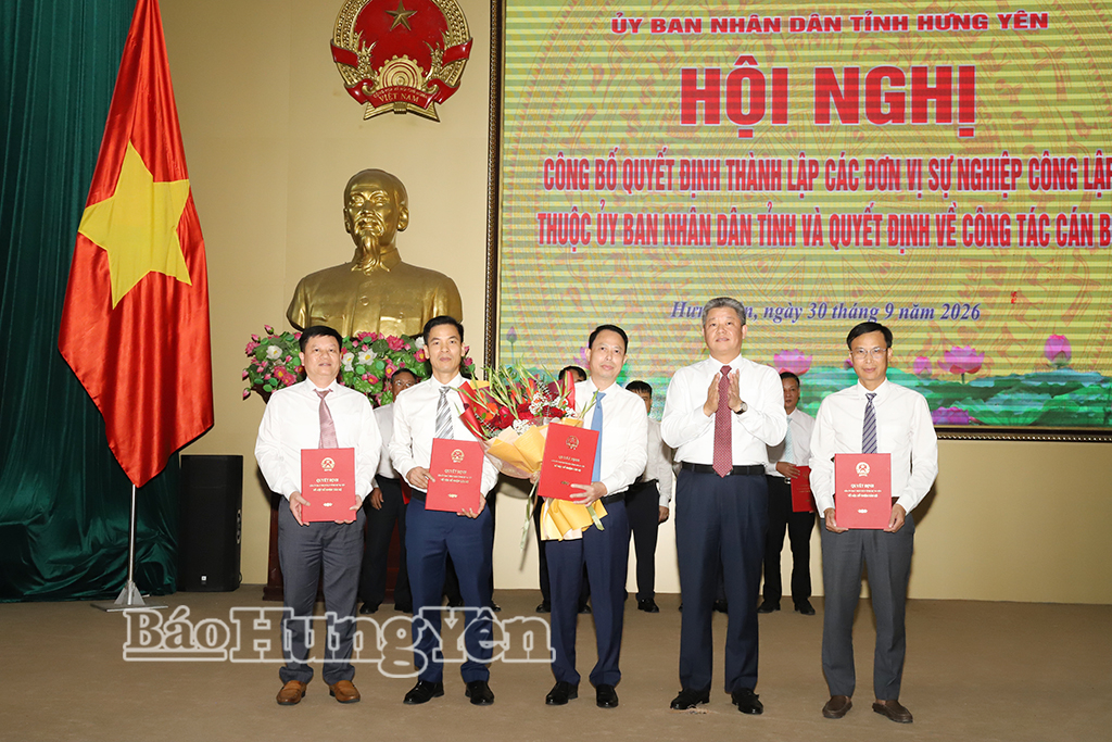 Đồng chí Nguyễn Mạnh Quyền, Phó Bí thư Tỉnh ủy, Chủ tịch UBND tỉnh trao quyết định, tặng hoa chúc mừng lãnh đạo Ban Quản lý dự án đầu tư xây dựng công trình nông nghiệp.