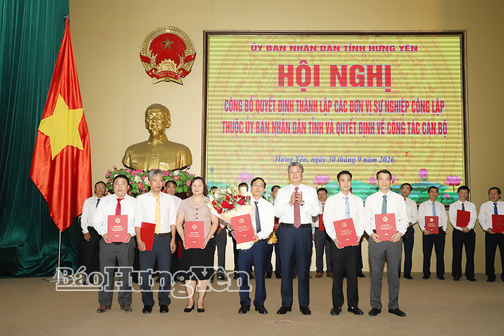Đồng chí Nguyễn Mạnh Quyền, Phó Bí thư Tỉnh ủy, Chủ tịch UBND tỉnh trao quyết định, tặng hoa chúc mừng lãnh đạo Trung tâm Phát triển quỹ đất tỉnh Hưng Yên.