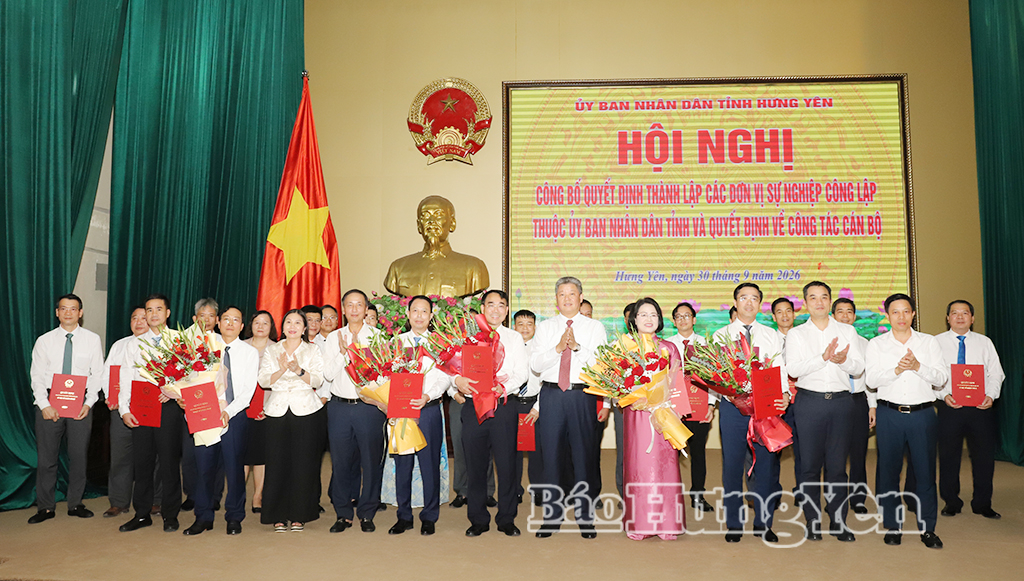 Các đồng chí lãnh đạo UBND, Thường trực HĐND tỉnh, lãnh đạo các sở, ngành chúc mừng lãnh đạo các đơn vị vừa được bổ nhiệm. 