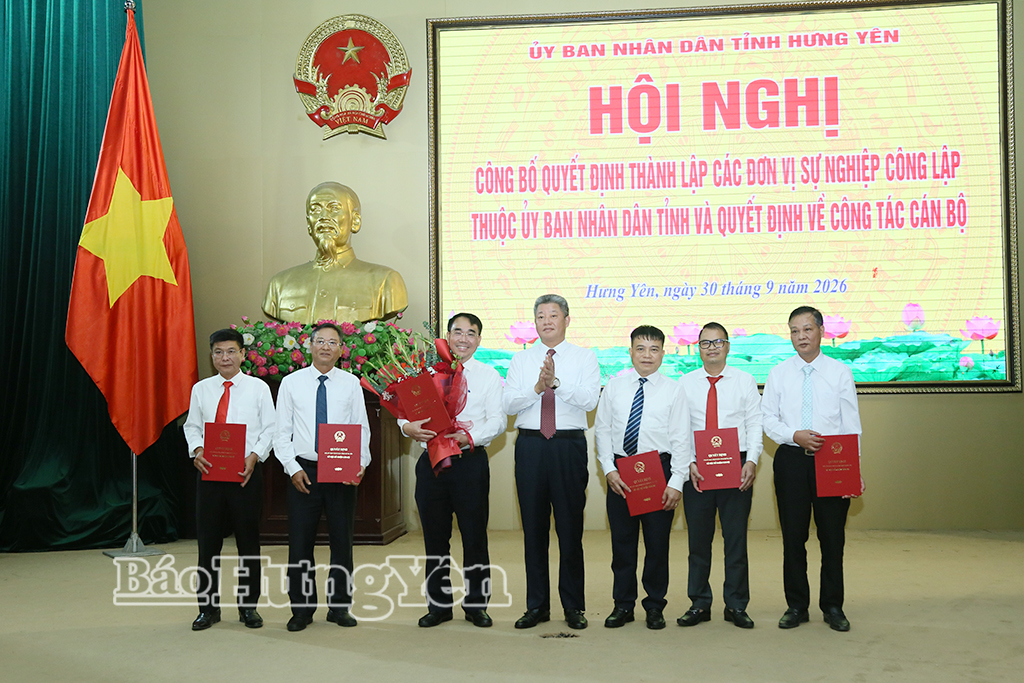 Đồng chí Nguyễn Mạnh Quyền, Phó Bí thư Tỉnh ủy, Chủ tịch UBND tỉnh trao quyết định, tặng hoa chúc mừng  lãnh đạo Ban Quản lý dự án đầu tư xây dựng công trình giao thông.