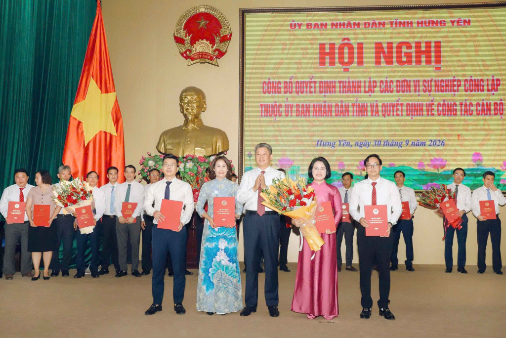 Đồng chí Nguyễn Mạnh Quyền, Phó Bí thư Tỉnh ủy, Chủ tịch UBND tỉnh trao quyết định, tặng hoa chúc mừng lãnh đạo Trung tâm Xúc tiến đầu tư, thương mại và du lịch.