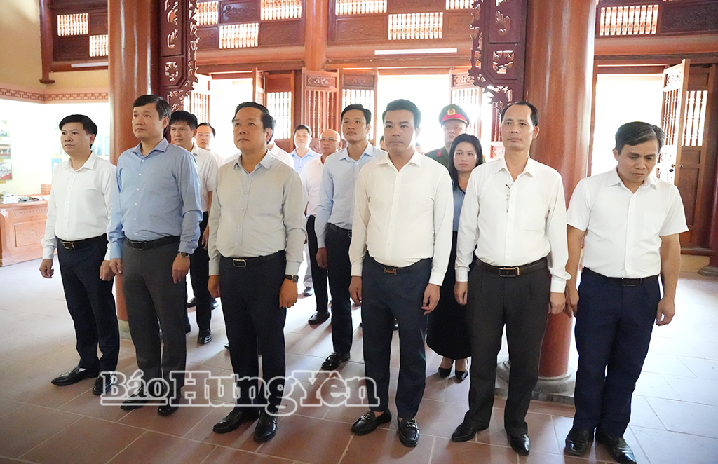 Đồng chí Phạm Quang Ngọc, Ủy viên Ban Chấp hành Trung ương Đảng, Bí thư Tỉnh ủy và các đại biểu dâng hương tại Khu di tích lịch sử Cây đa Sài Thị (xã Chí Minh), nơi thành lập Chi bộ Đảng Cộng sản đầu tiên của tỉnh Hưng Yên.