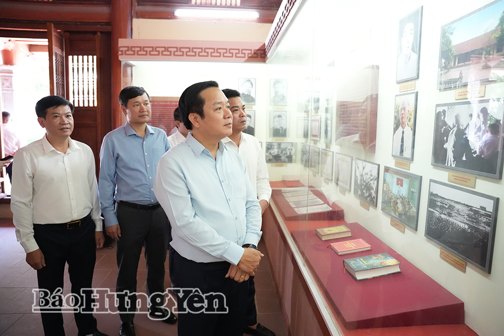 Đồng chí Phạm Quang Ngọc, Ủy viên Ban Chấp hành Trung ương Đảng, Bí thư Tỉnh ủy và các đại biểu tham quan không gian trưng bày Khu di tích lịch sử cây đa Sài Thị.