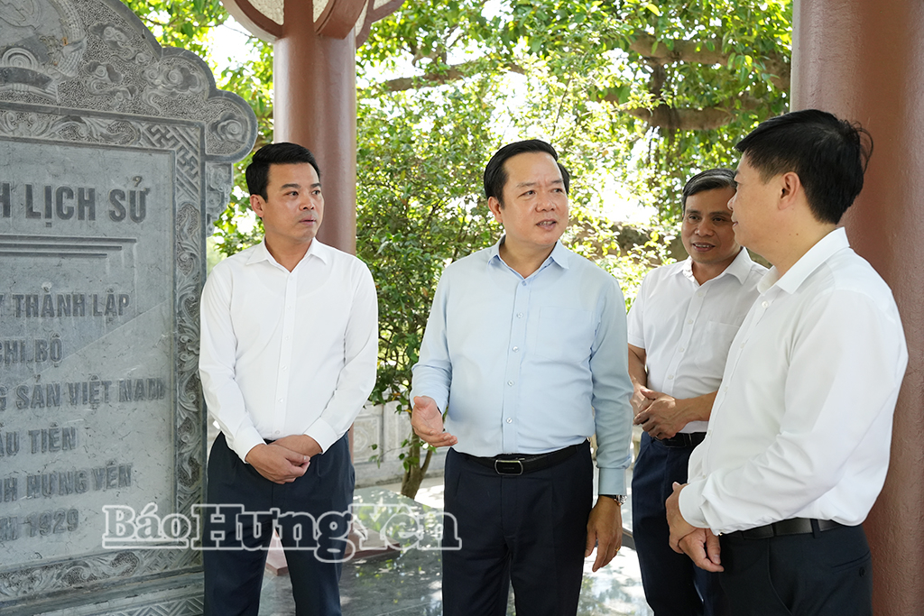 Đồng chí Phạm Quang Ngọc, Ủy viên Ban Chấp hành Trung ương Đảng, Bí thư Tỉnh ủy trao đổi với lãnh đạo xã Chí Minh tại Khu di tích bên cây đa Sài Thị.
