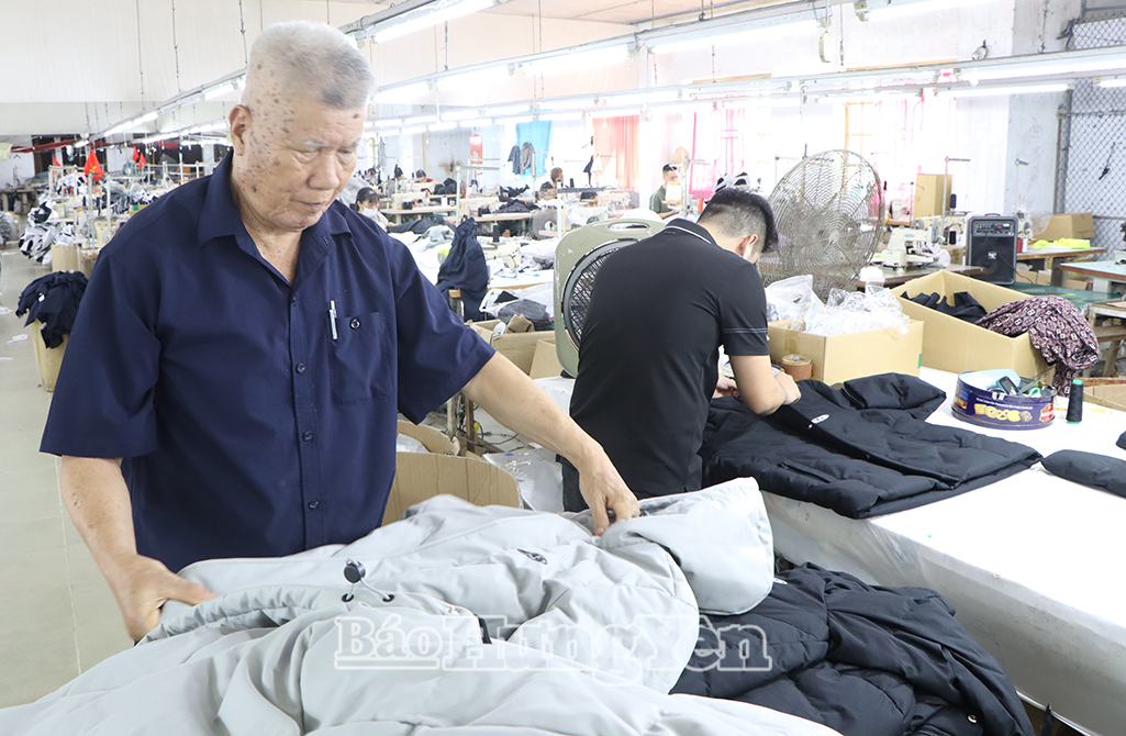 Ông Trần Thế Thao, Giám đốc HTX Xí nghiệp Đông Thắng kiểm tra chất lượngsản phẩm.