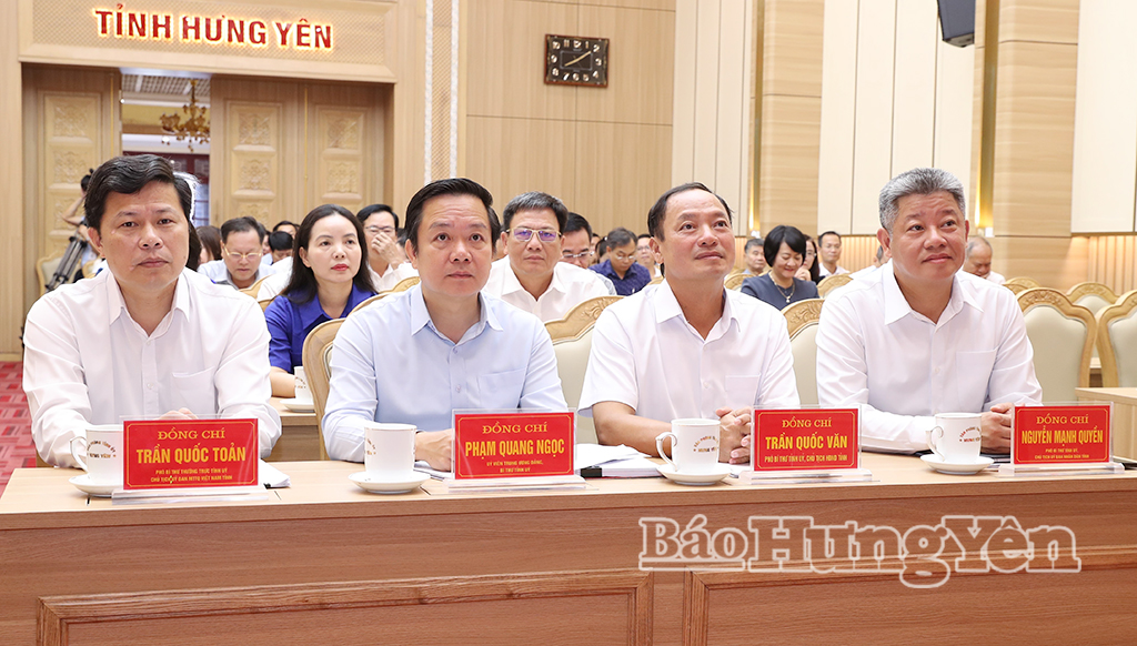 Các đồng chí Thường trực Tỉnh ủy dự hội nghị.