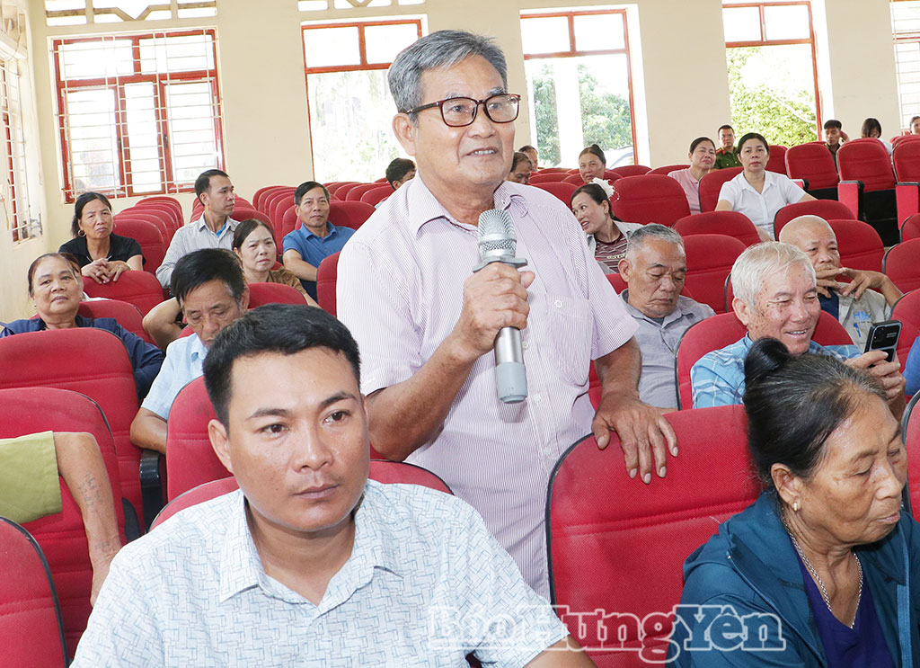 Cử tri xã Đoàn Đào phát biểu ý kiến tại hội nghị.