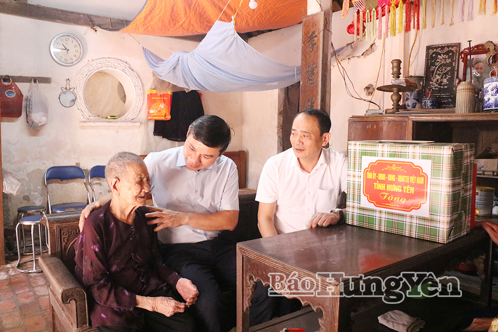 Đồng chí Nguyễn Lê Huy, Ủy viên Ban Thường vụ Tỉnh ủy, Phó Chủ tịch Thường trực UBND tỉnh cùng lãnh đạo phường Hồng Châu thăm, tặng quà cụ Phạm Thị Gái ở tổ dân phố Phương Độ (phường Hồng Châu).