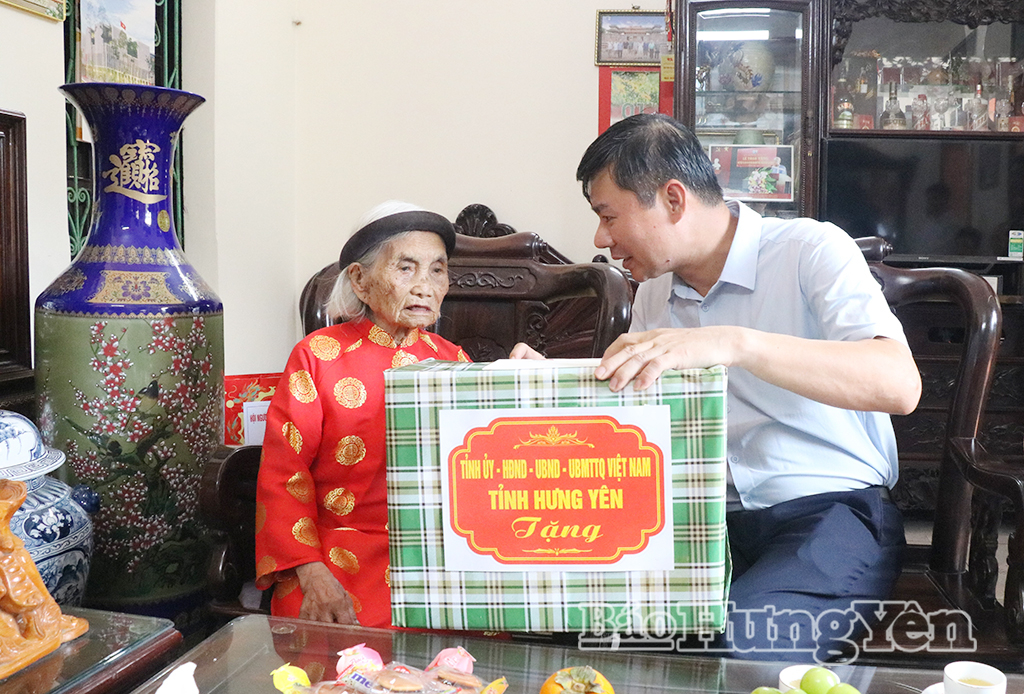 Đồng chí Nguyễn Lê Huy, Ủy viên Ban Thường vụ Tỉnh ủy, Phó Chủ tịch Thường trực UBND tỉnh thăm, tặng quà cụ Vũ Thị Sì ở tổ dân phố Phương Độ (phường Hồng Châu).