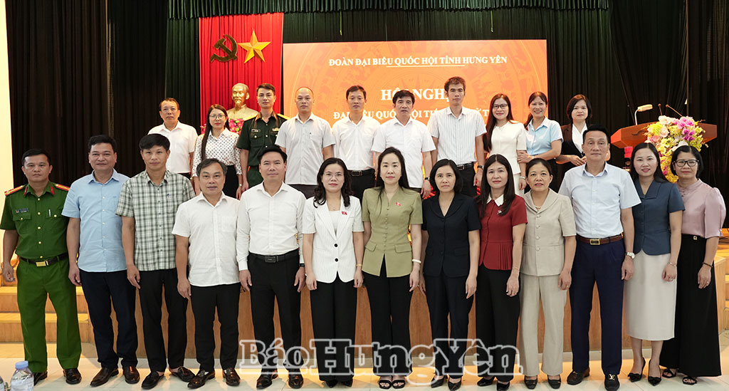 Các đại biểu với cử tri xã Yên Mỹ.
