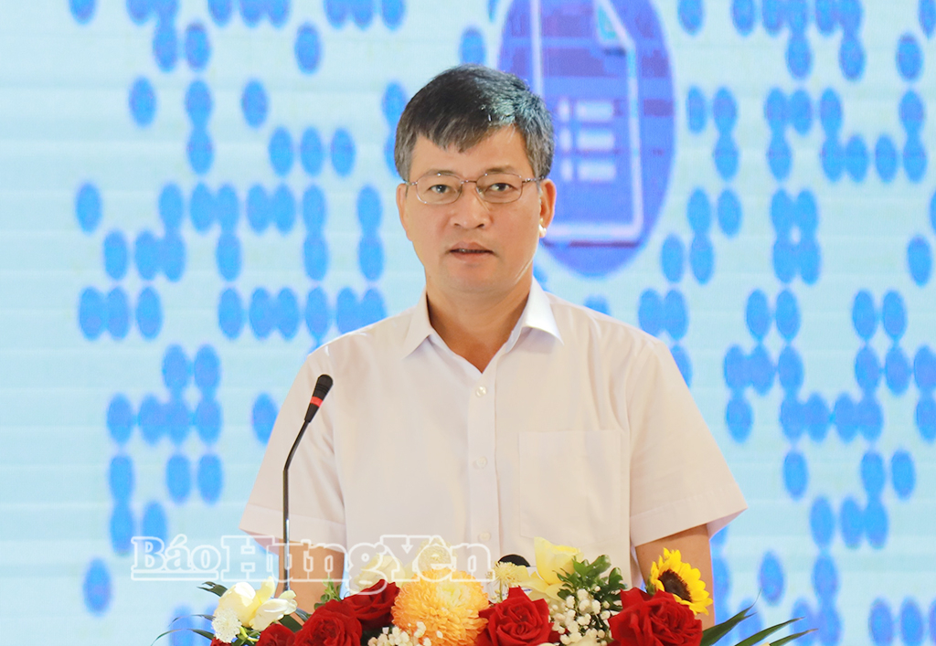 Đồng chí Lê Xuân Tiến, Ủy viên Ban Thường vụ Tỉnh ủy, Phó Chủ tịch Thường trực HĐND tỉnh phát biểu khai mạc hội nghị.