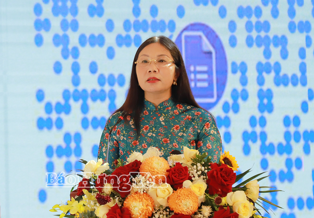 Đồng chí Trần Thị Tuyết Hương, Phó Chủ tịch HĐND tỉnh phát biểu tại hội nghị.