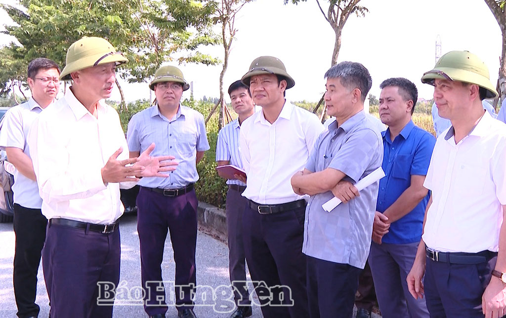 Đồng chí Nguyễn Hùng Nam, Phó Chủ tịch UBND tỉnh nghe các sở, ngành, địa phương báo cáo công tác thu gom, xử lý rác thải sinh hoạt và tiến độ triển khai đầu tư xây dựng các nhà máy xử lý rác thải trên địa bàn tỉnh.