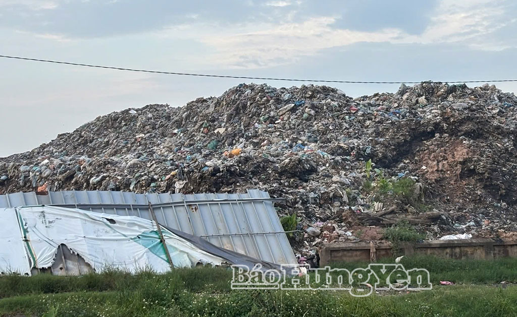 Một điểm tập kết rác thải tồn lưu trên địa bàn xã Khoái Châu.
