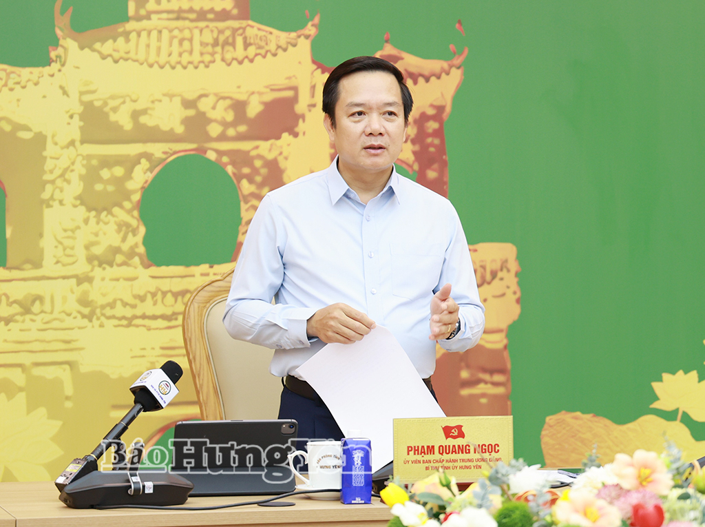 Đồng chí Phạm Quang Ngọc, Ủy viên Ban Chấp hành Trung ương Đảng, Bí thư Tỉnh ủy, Trưởng ban Chỉ đạo tỉnh phát biểu tại phiên họp.