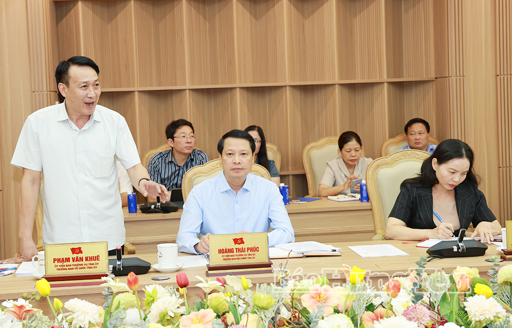 Đồng chí Phạm Văn Khuê, Ủy viên Ban Thường vụ Tỉnh ủy, Trưởng ban Tổ chức Tỉnh ủy phát biểu tại phiên họp.