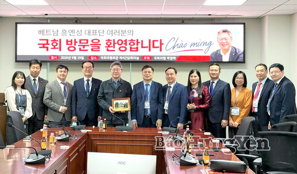 Các đồng chí lãnh đạo tỉnh thăm Nhà Quốc hội Hàn Quốc và gặp gỡ Nghị sĩ Quốc hội Park Jeong-ha.