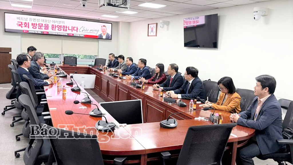 Các đồng chí lãnh đạo tỉnh thăm Nhà Quốc hội Hàn Quốc và gặp gỡ Nghị sĩ Quốc hội Park Jeong-ha.