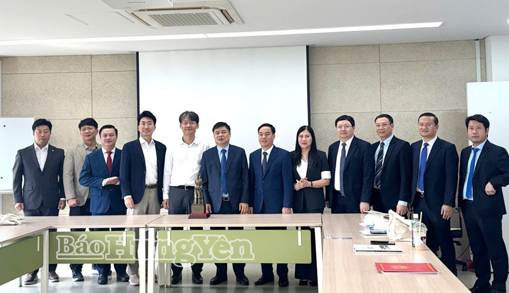 Các đồng chí lãnh đạo tỉnh và thành viên Đoàn công tác thăm, làm việc với Trung tâm Việt Nam, Trung tâm Đông Nam Á, trường Đại học quốc gia Seoul, Hàn Quốc.