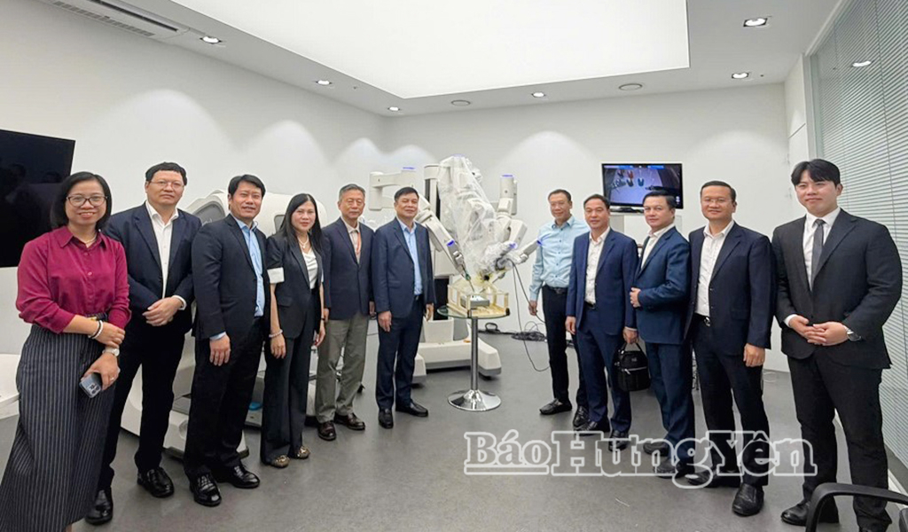 Các đồng chí lãnh đạo tỉnh cùng thành viên Đoàn công tác tham quan robot phẫu thuật nội soi ổ bụng revo-1 tại Công ty Meere, Hàn Quốc. 