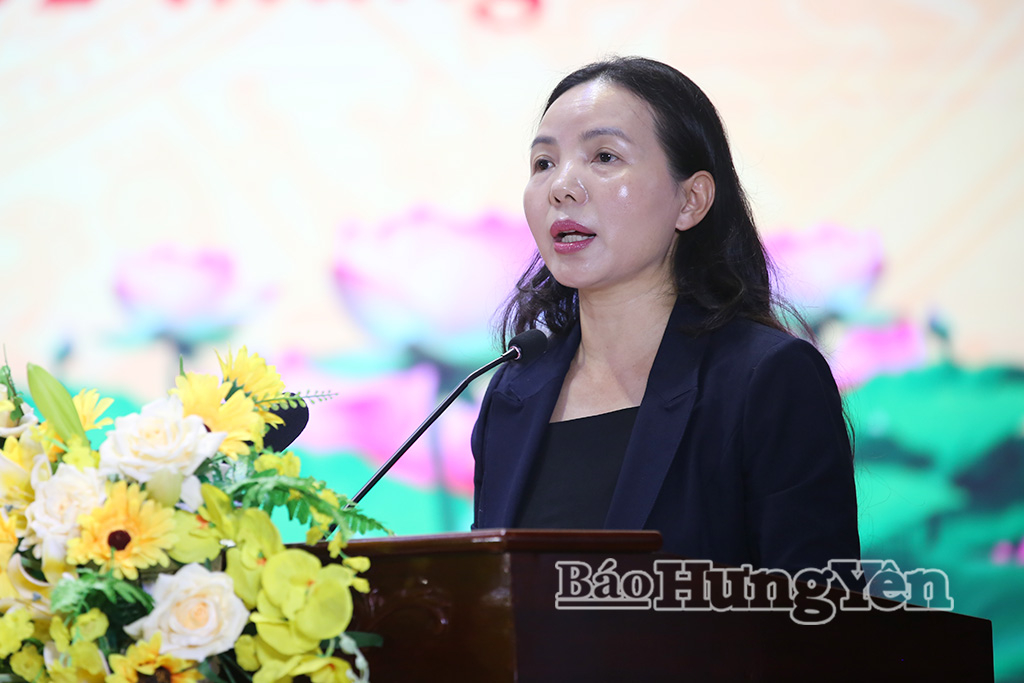 Đồng chí Ngô Thị Kim Hoàn, Ủy viên Ban Thường vụ Tỉnh ủy, Phó Chủ tịch Thường trực Ủy ban MTTQ Việt Nam tỉnh thông tin về tình hình phát triển kinh tế - xã hội, quốc phòng, an ninh, công tác xây dựng Đảng và hệ thống chính trị trên địa bàn tỉnh.
