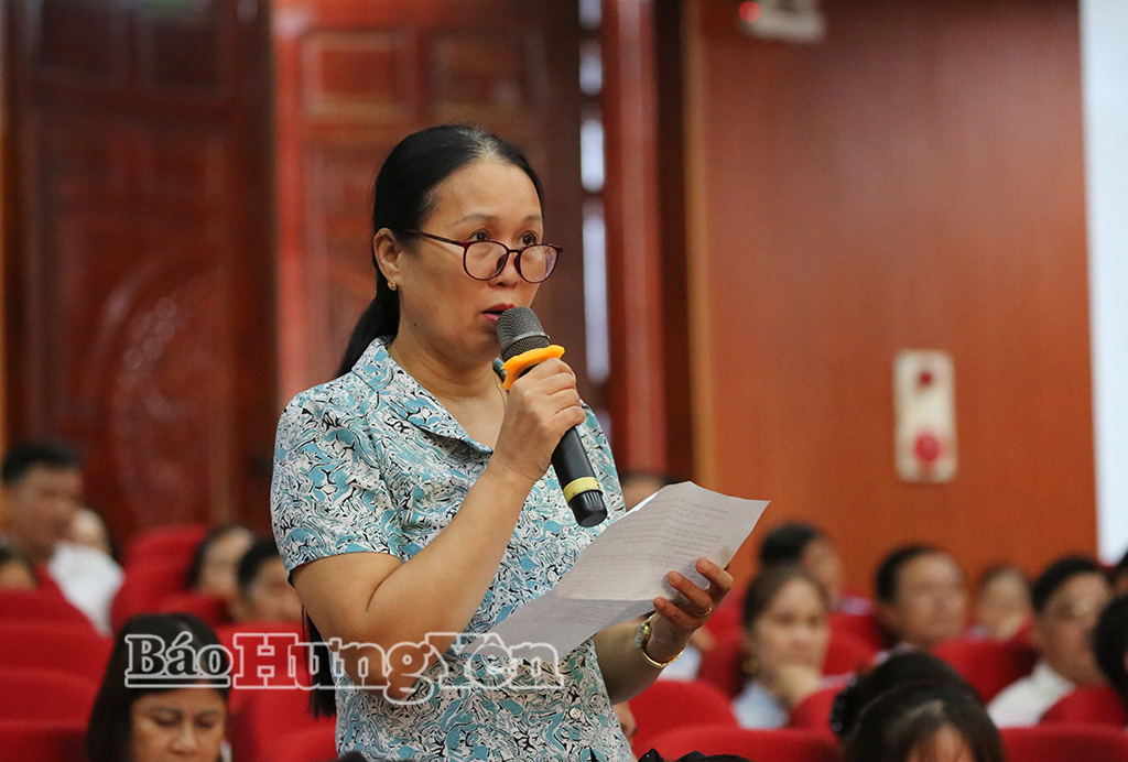 Đại biểu xã Đông Thái Ninh nêu kiến nghị với đồng chí Bí thư Tỉnh ủy.
