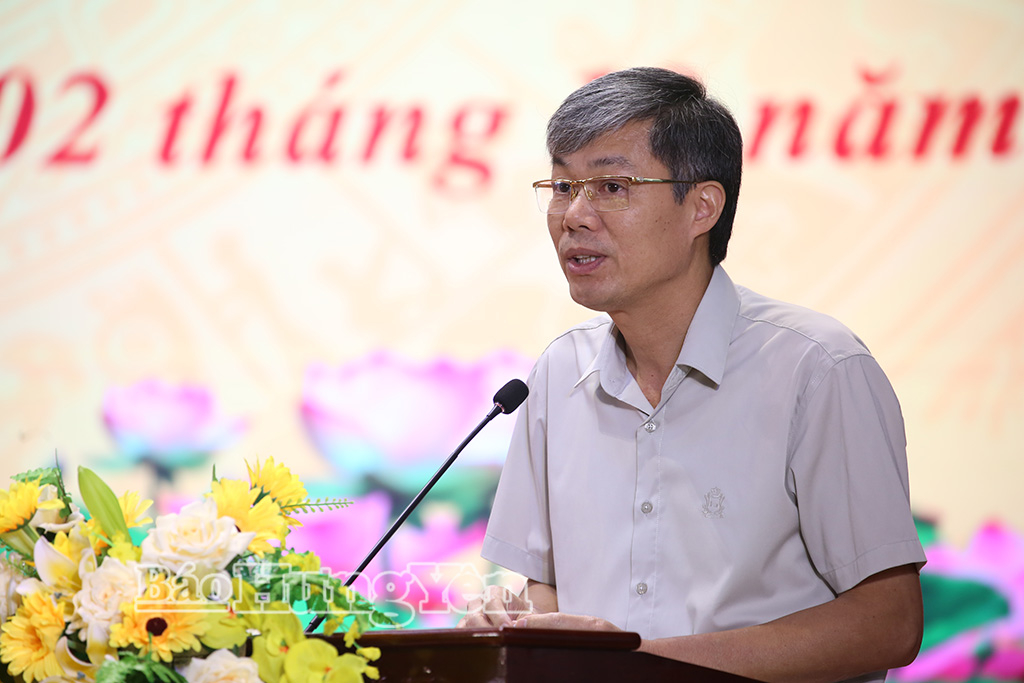 Đại diện lãnh đạo Ban Tổ chức Tỉnh ủy giải đáp kiến nghị của Nhân dân thuộc thẩm quyền.