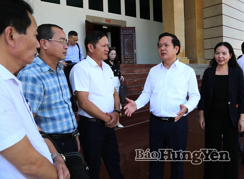 Đồng chí Phạm Quang Ngọc, Ủy viên Ban Chấp hành Trung ương Đảng, Bí thư Tỉnh ủy trao đổi thông tin với các đại biểu.