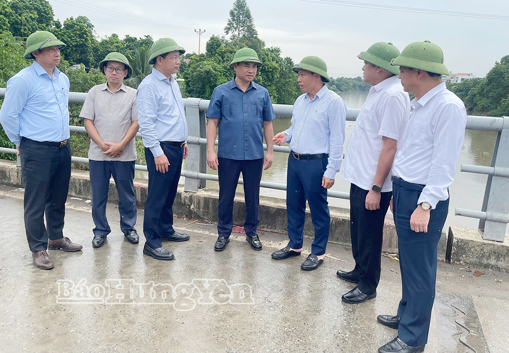 Đồng chí Trịnh Việt Hùng, Ủy viên Ban Chấp hành Trung ương Đảng, Bộ trưởng Bộ Nông nghiệp và Môi trường nghe báo cáo tiến độ triển khai Dự án.