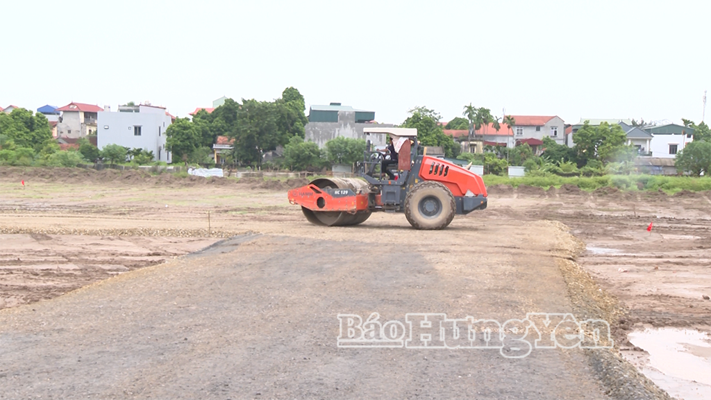 Các phương tiện máy móc tham gia công tác chuẩn bị lễ khởi công Dự án.