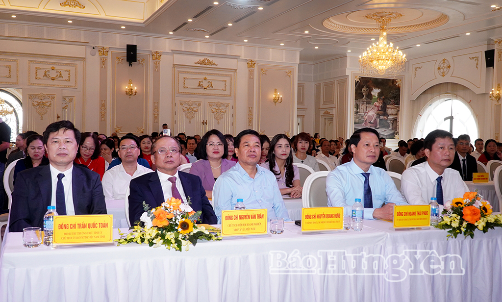 Đồng chí Trần Quốc Toản, Phó Bí thư Thường trực Tỉnh ủy, Chủ tịch Ủy ban MTTQ Việt Nam tỉnh và các đại biểu dự hội nghị.