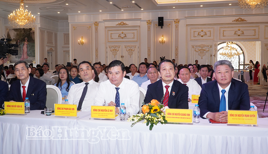 Đồng chí Nguyễn Mạnh Quyền, Phó Bí thư Tỉnh ủy, Chủ tịch UBND tỉnh cùng các đại biểu dự hội nghị.