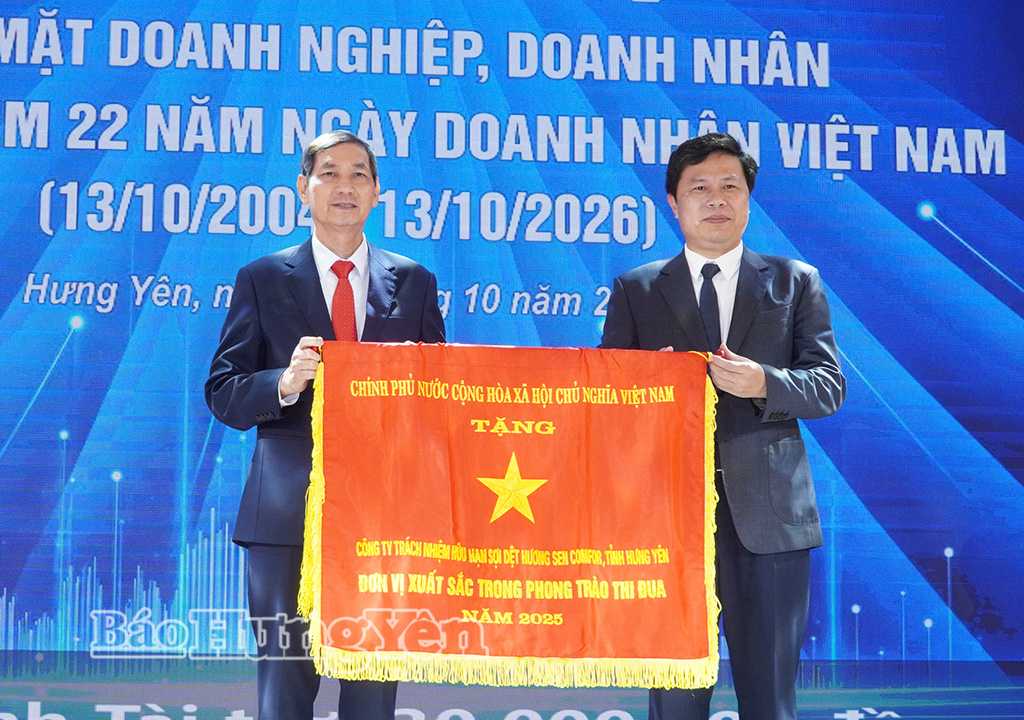 Đồng chí Trần Quốc Toản, Phó Bí thư Thường trực Tỉnh ủy, Chủ tịch Ủy ban MTTQ Việt Nam tỉnh trao Cờ thi đua cho Công ty Cổ phần Sợi dệt Hương Sen Comfor.