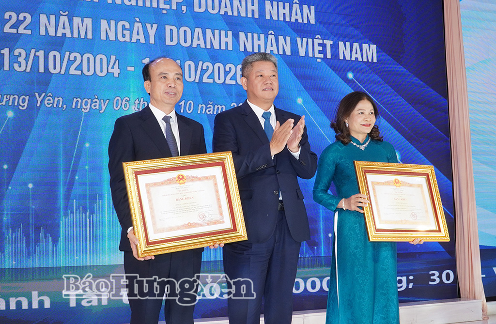 Đồng chí Nguyễn Mạnh Quyền, Phó Bí thư Tỉnh ủy, Chủ tịch UBND tỉnh trao Bằng khen của Thủ tướng Chính phủ cho 1 tập thể doanh nghiệp và 1 doanh nhân.