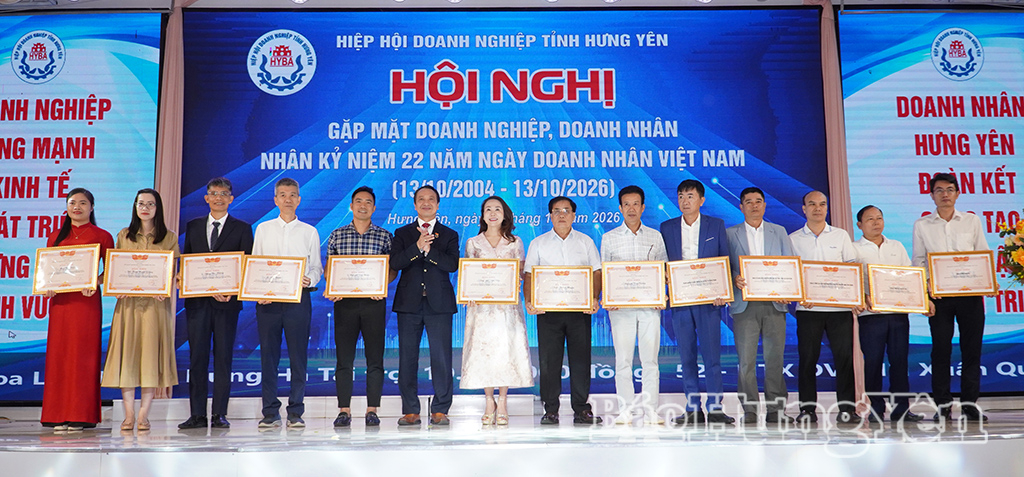 Các tập thể, cá nhân nhận Bằng khen của Liên đoàn Thương mại và Công nghiệp Việt Nam.