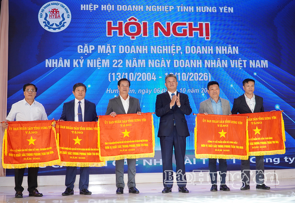 Đồng chí Nguyễn Mạnh Quyền, Phó Bí thư Tỉnh ủy, Chủ tịch UBND tỉnh trao Cờ thi đua của UBND tỉnh cho các doanh nghiệp.