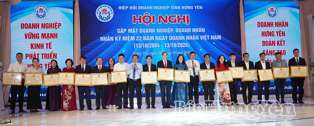 Các đồng chí lãnh đạo tỉnh trao Bằng khen của Chủ tịch UBND tỉnh cho các tập thể, cá nhân.
