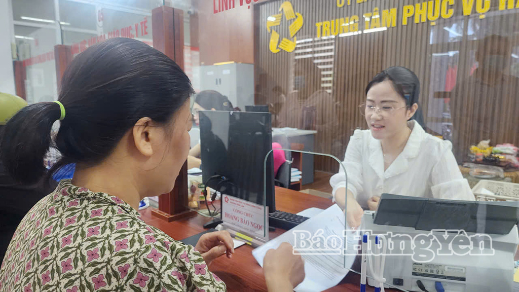 Người dân đến giải quyết thủ tục hành chính tại Trung tâm phục vụ hành chính công phường Trần Lãm.