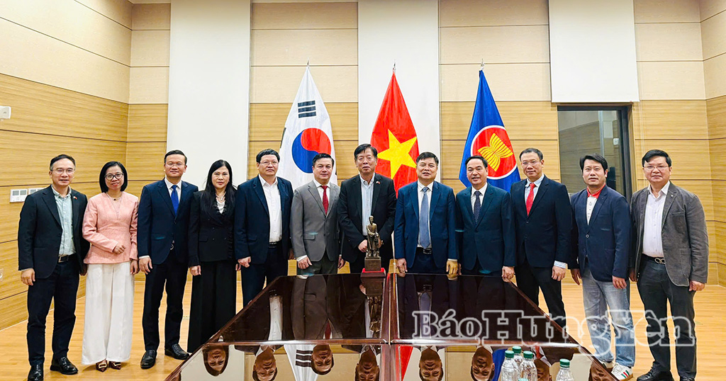 Đồng chí Phó Chủ tịch UBND tỉnh Phạm Văn Nghiêm cùng các thành viên Đoàn công tác của tỉnh thăm và làm việc với Đại sứ quán Việt Nam tại Hàn Quốc.