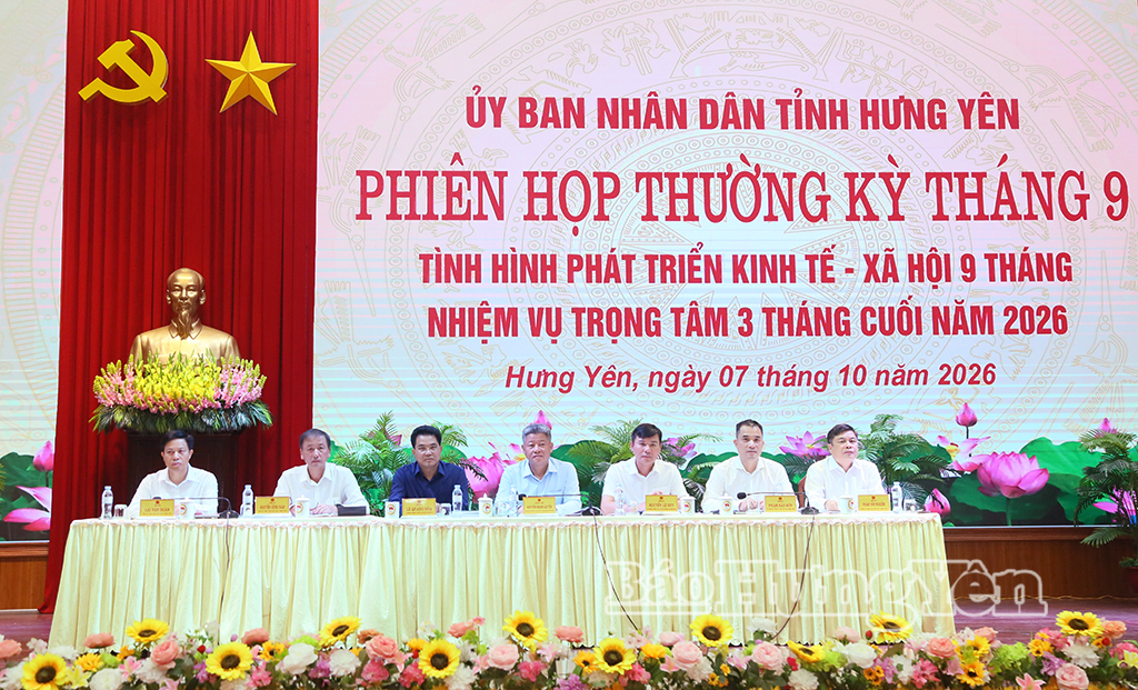 Đồng chí Nguyễn Mạnh Quyền, Phó Bí thư Tỉnh ủy, Chủ tịch UBND tỉnh và các đồng chí Phó Chủ tịch UBND tỉnh chủ trì phiên họp.
