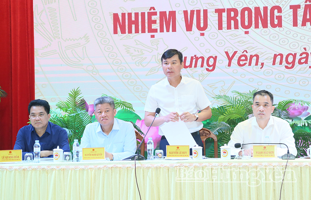Đồng chí Nguyễn Lê Huy, Ủy viên Ban Thường vụ Tỉnh ủy, Phó Chủ tịch Thường trực UBND tỉnh điều hành phần thảo luận.