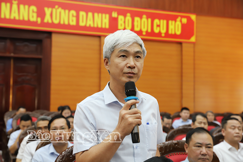 Lãnh đạo xã Tiên La phát biểu tại phiên họp.
