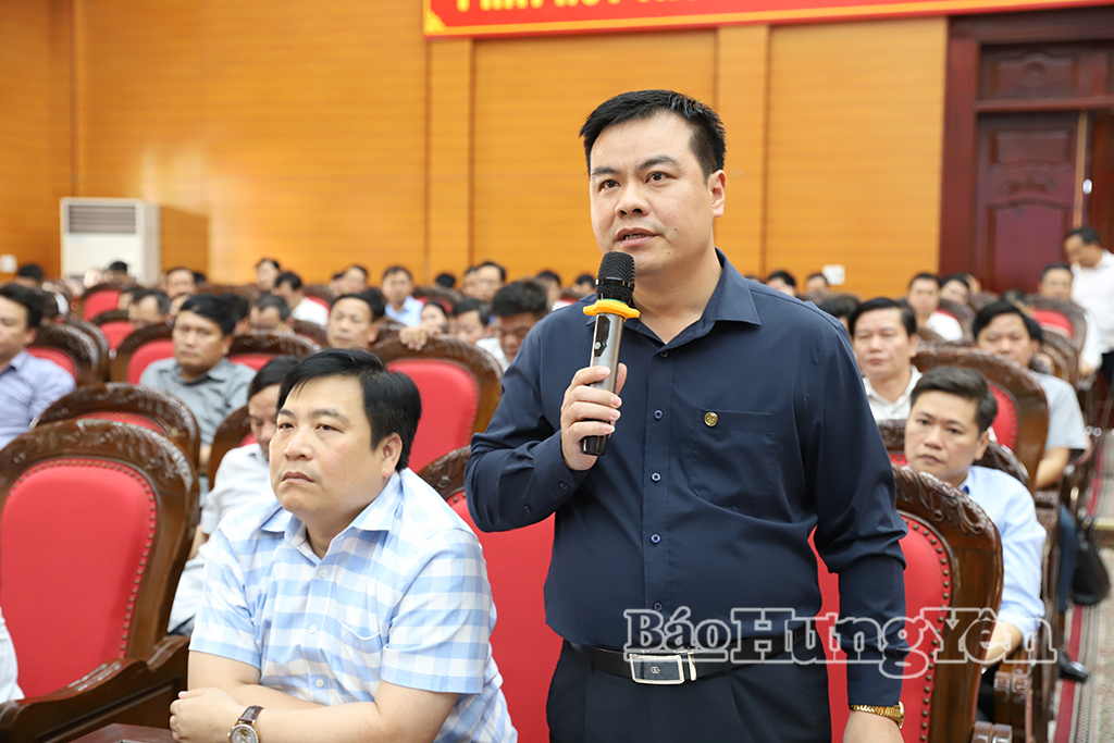 Lãnh đạo xã Việt Tiến phát biểu tại phiên họp.
