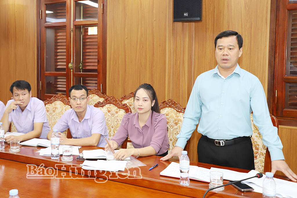 Lãnh đạo UBND xã Nguyễn Văn Linh báo cáo tại buổi giám sát.
